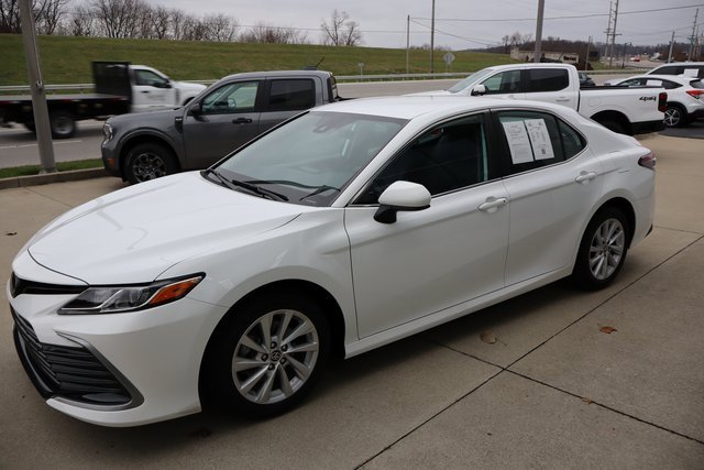 Used 2021 Toyota Camry LE image 3