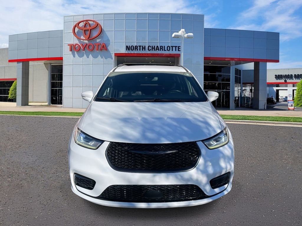 Used 2021 Chrysler Pacifica Touring-L w/ Uconnect Theater Family Group image 3