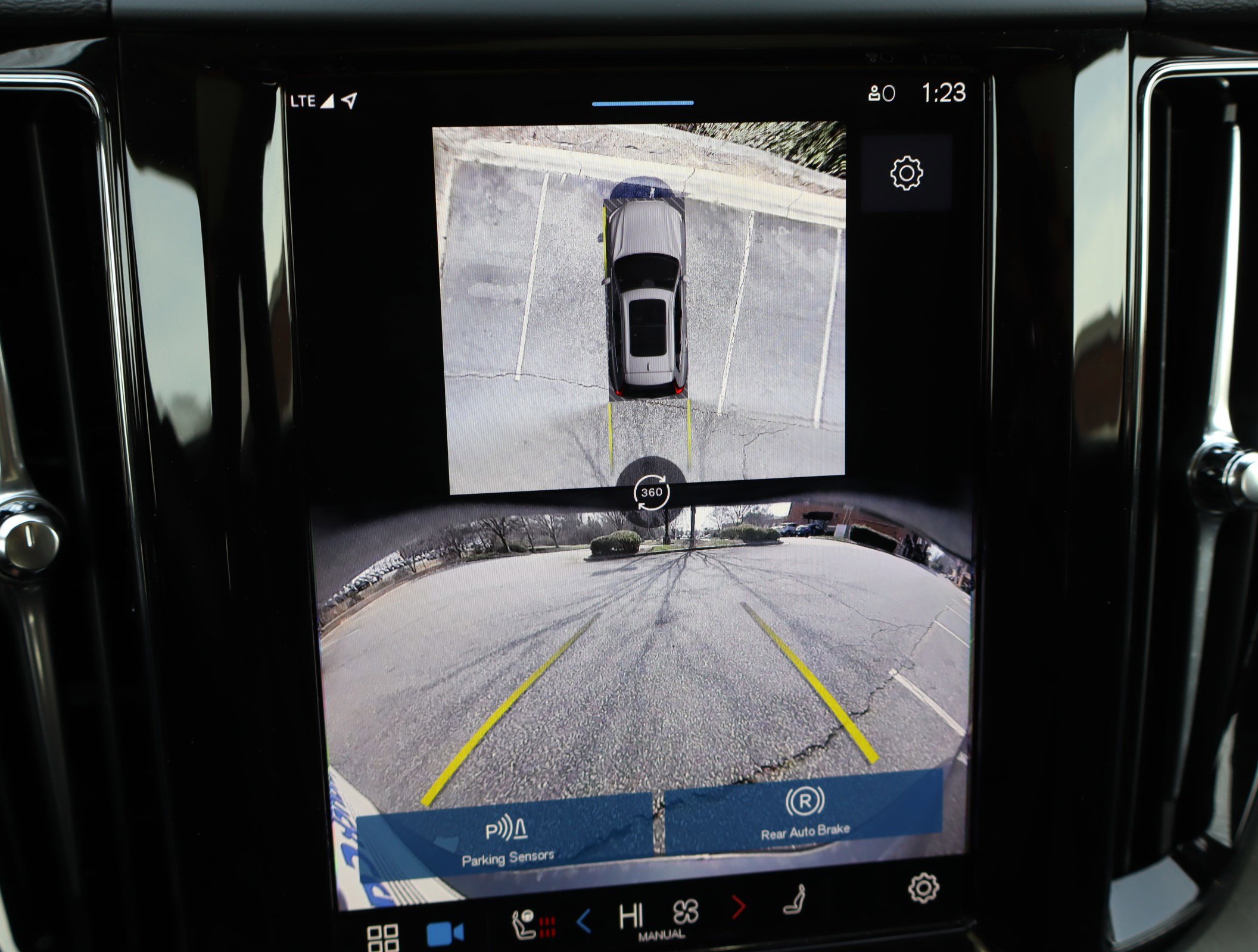 Used 2025 Volvo XC60 B5 Plus image 29