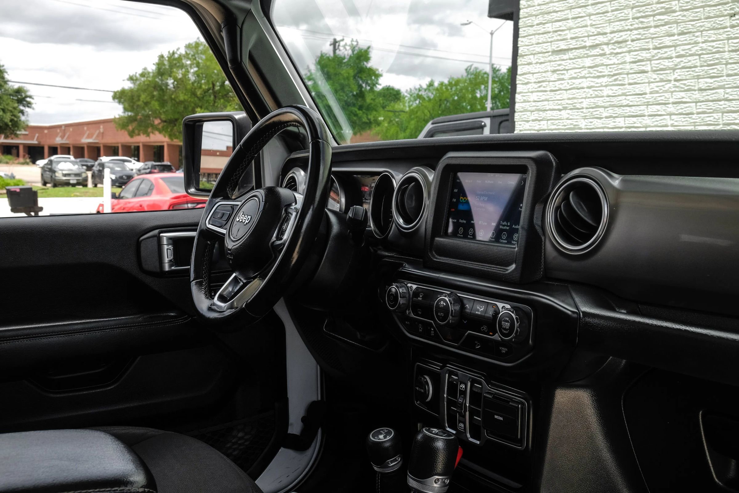 Used 2020 Jeep Wrangler Unlimited Sahara image 23