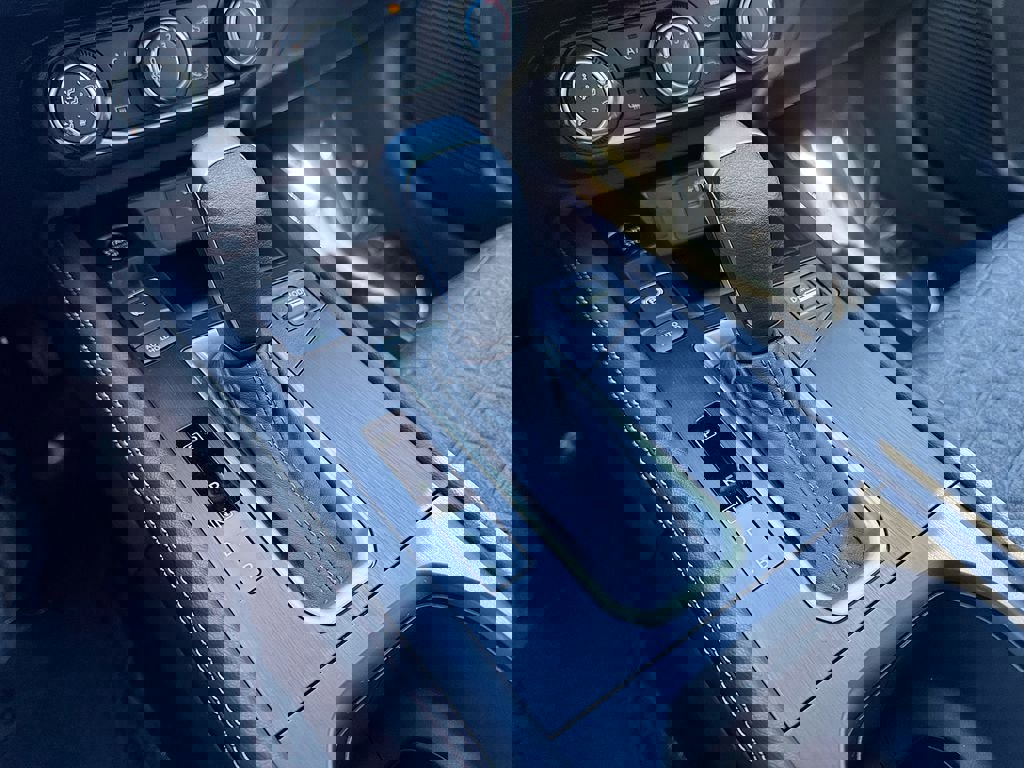 Used 2025 Nissan Kicks SV image 29