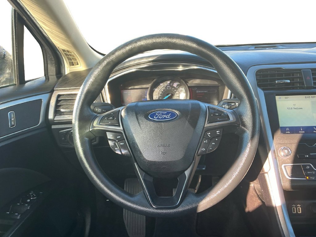 Used 2020 Ford Fusion SE FWD image 18