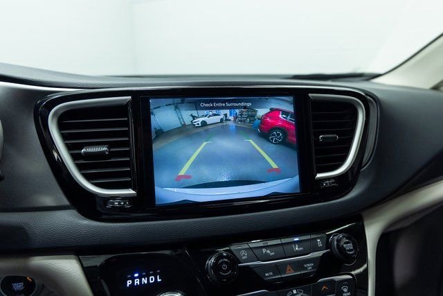 Used 2024 Chrysler Pacifica Touring-L image 17