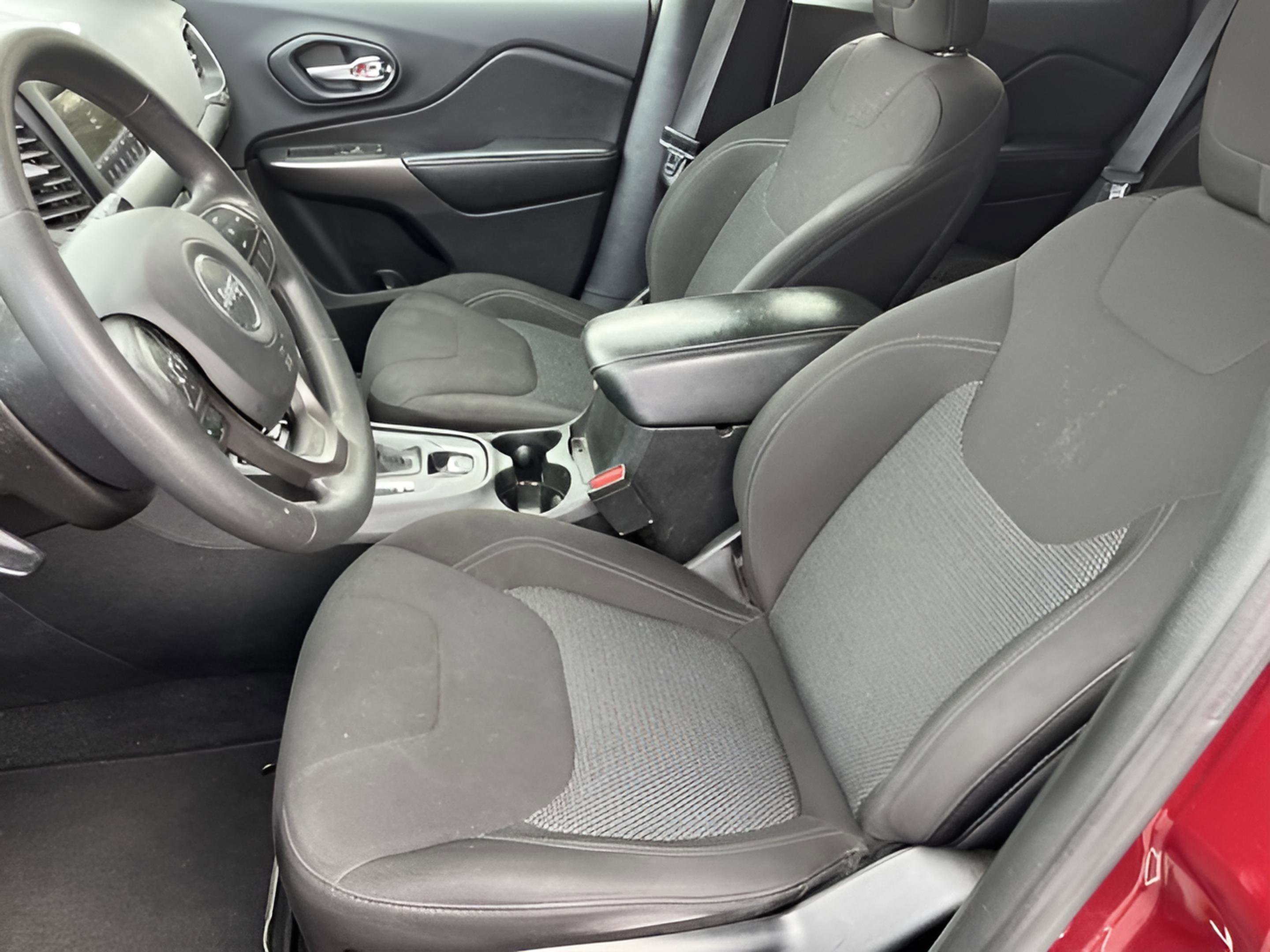 Used 2019 Jeep Cherokee Latitude w/ Popular Appearance Group FWD image 19