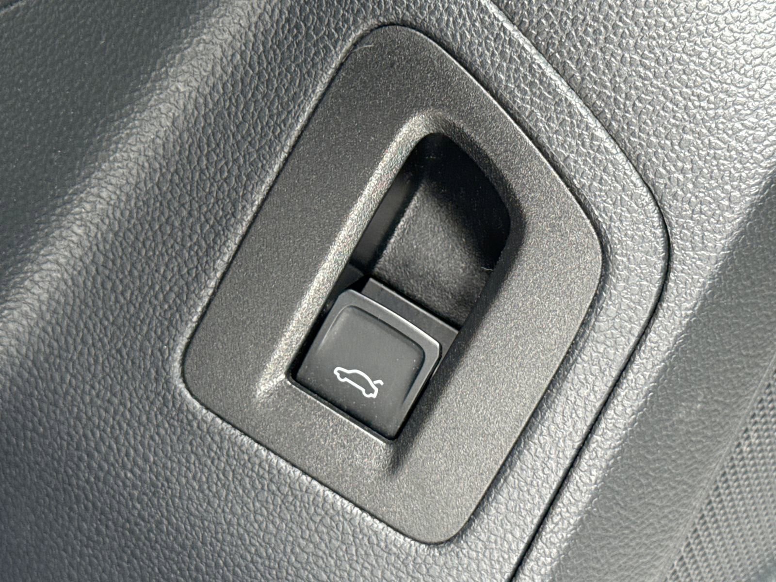 Used 2022 Volkswagen Atlas Cross Sport SE w/ Panoramic Sunroof Package image 19