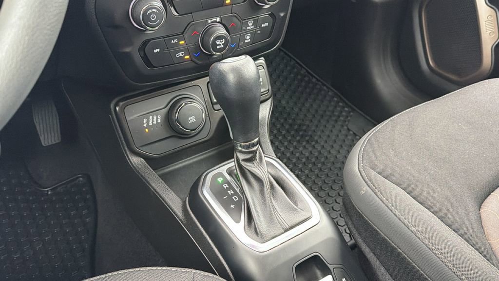 Used 2023 Jeep Renegade Latitude w/ Sun/Sound Group AWD/4WD image 24