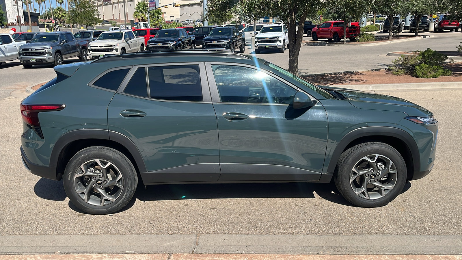 Used 2025 Chevrolet Trax LT FWD image 9