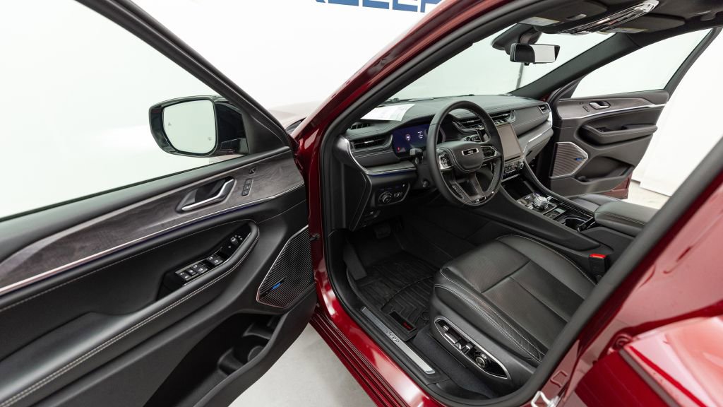 Used 2023 Jeep Grand Cherokee Overland w/ Advanced Protech Group III image 28