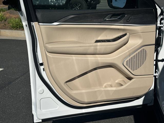 New 2025 Jeep Grand Cherokee Limited w/ Black Appearance Package image 10