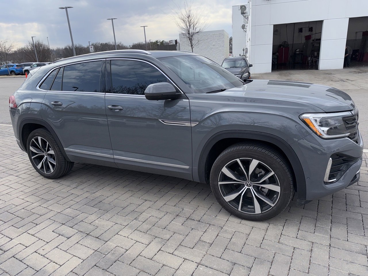 Used 2025 Volkswagen Atlas Cross Sport SEL Premium R-Line video 2