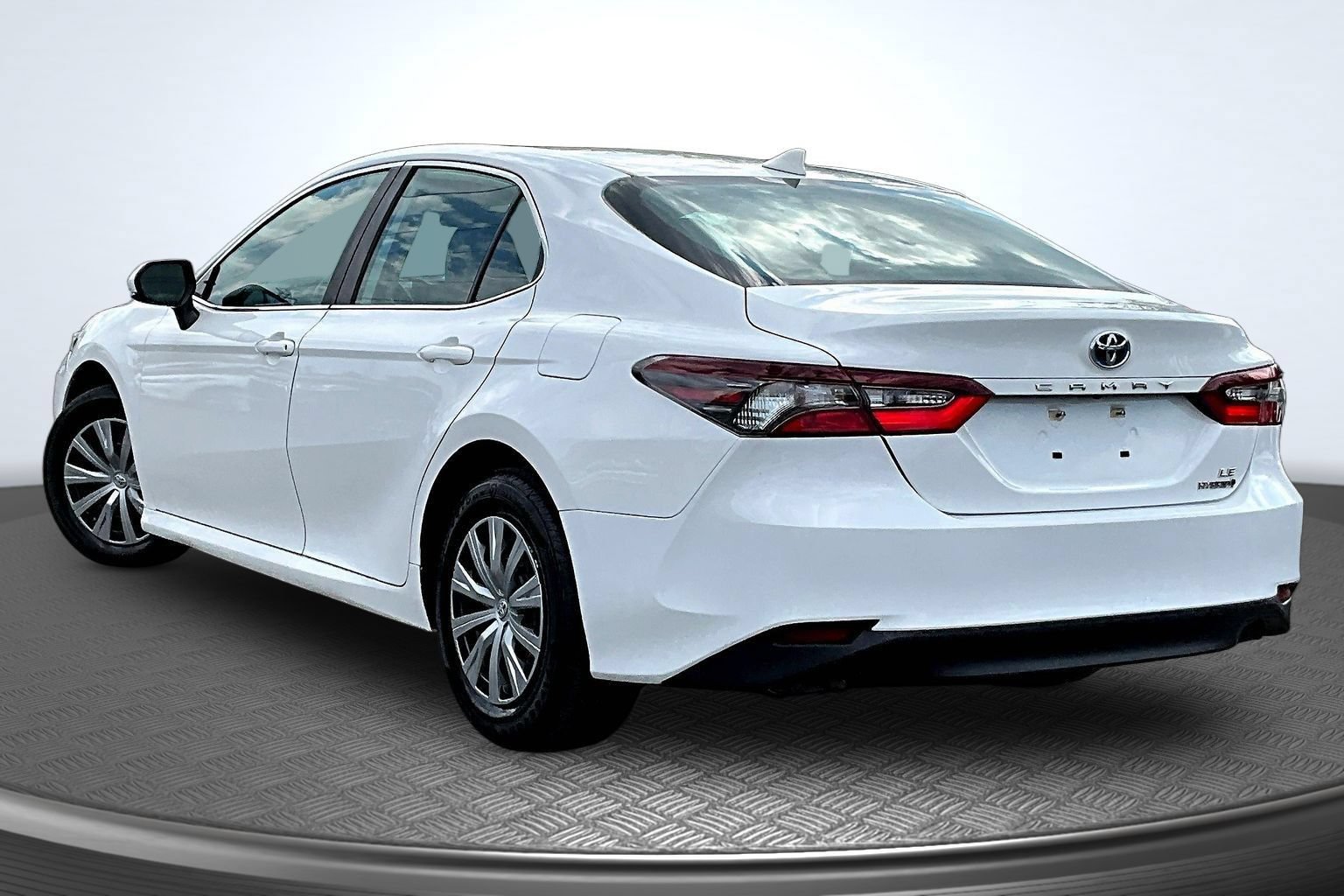 Used 2022 Toyota Camry LE FWD image 3