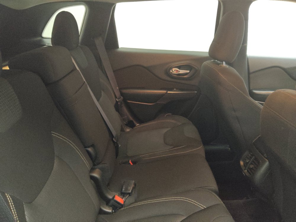 Used 2016 Jeep Cherokee Latitude w/ Cold Weather Group image 19