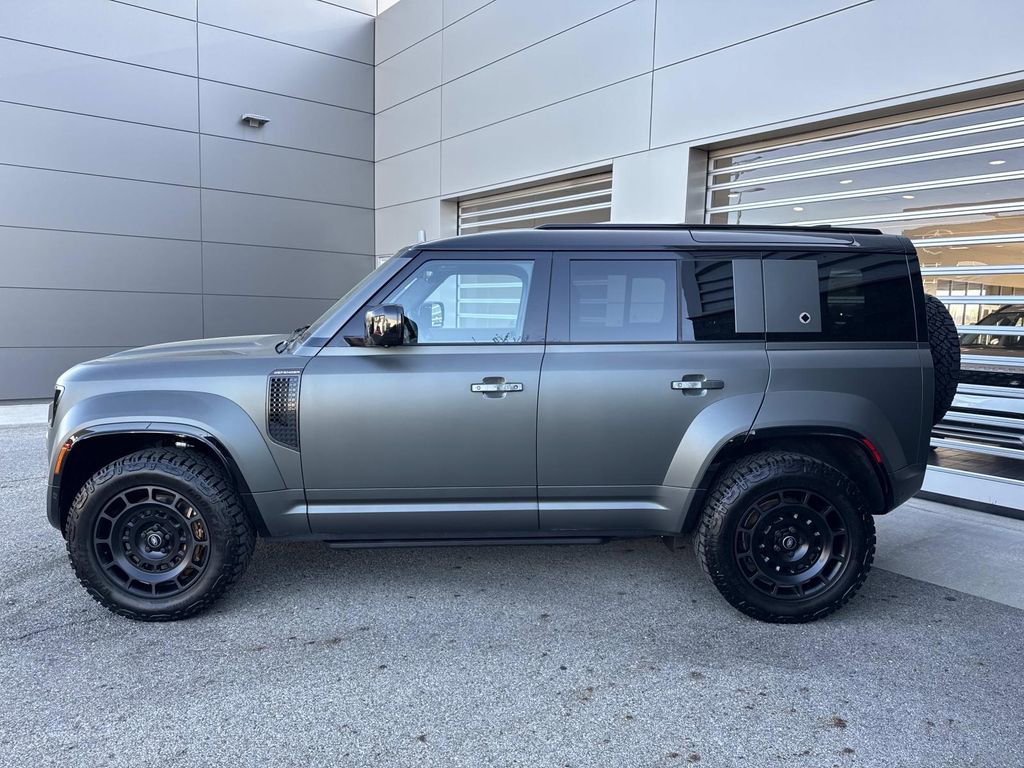 Used 2025 Land Rover Defender 110 image 4