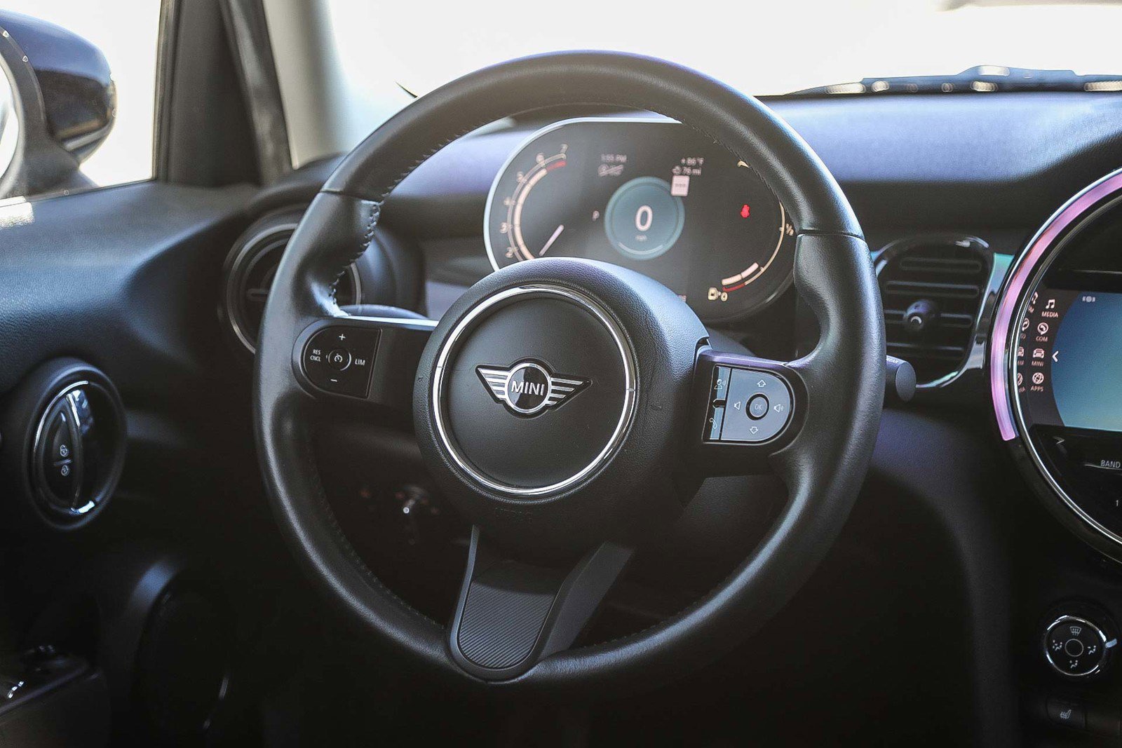 Used 2022 MINI Cooper 4-Door Hardtop image 15