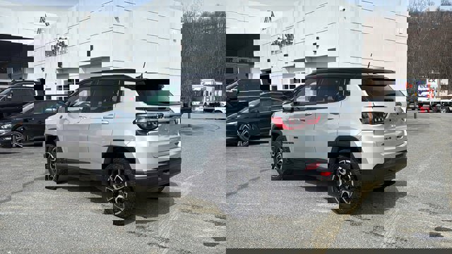 Used 2025 Jeep Compass Trailhawk w/ Trailhawk Convenience Group AWD/4WD image 8