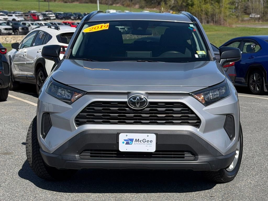 Used 2019 Toyota RAV4 LE AWD/4WD image 2