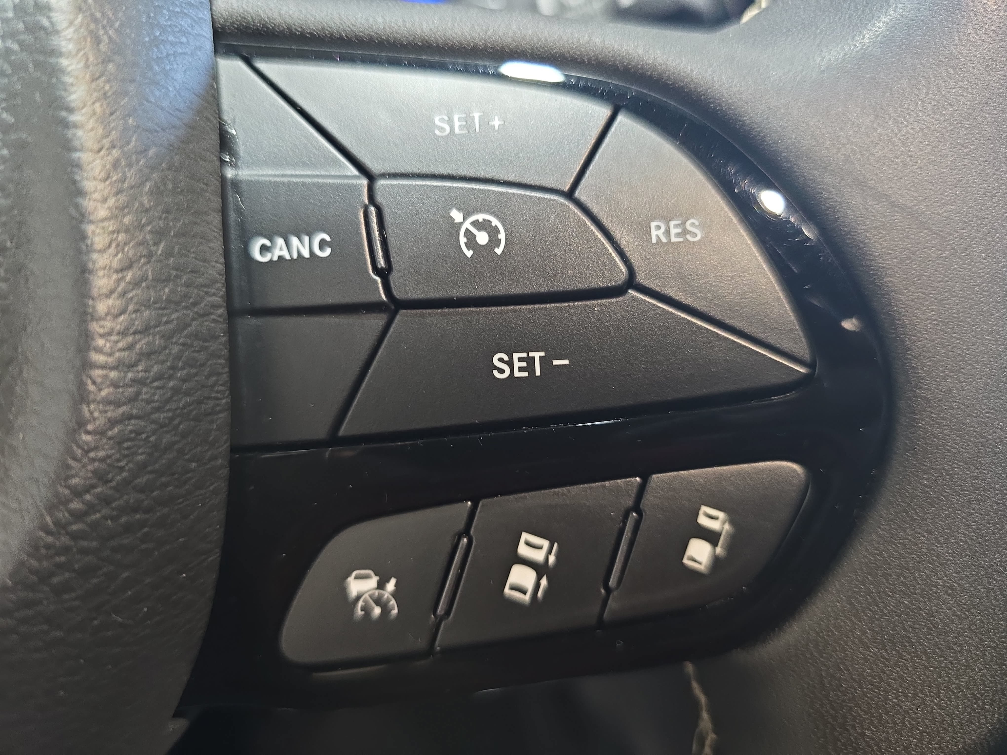 Used 2025 Chrysler Pacifica Limited FWD image 16