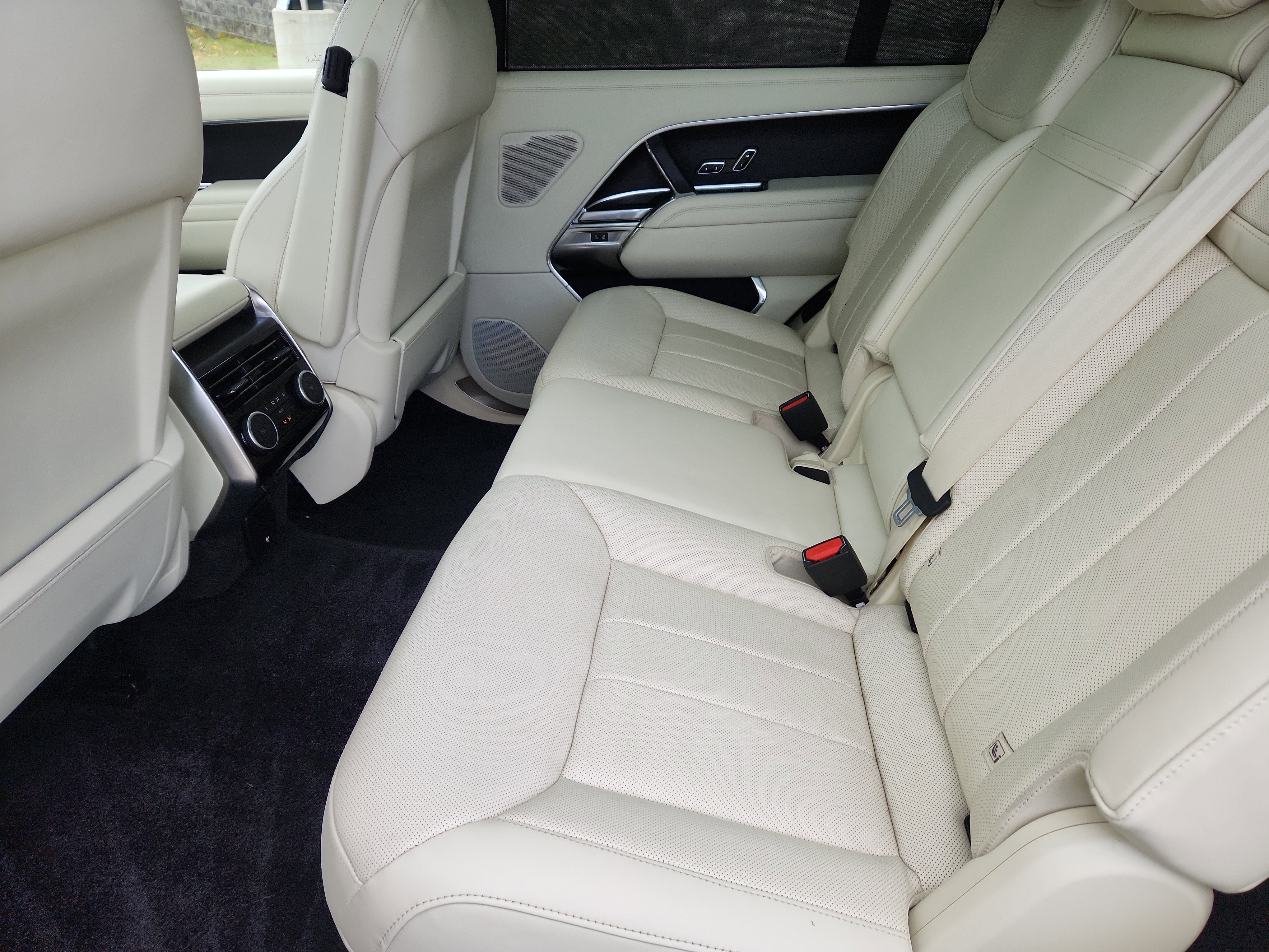 Used 2023 Land Rover Range Rover Long Wheelbase SE image 5