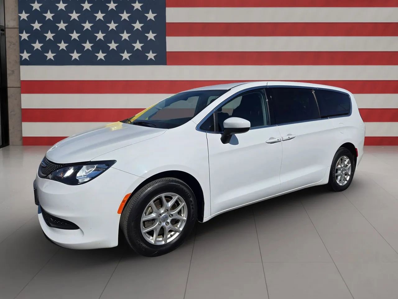 Used 2022 Chrysler Voyager LX image 1