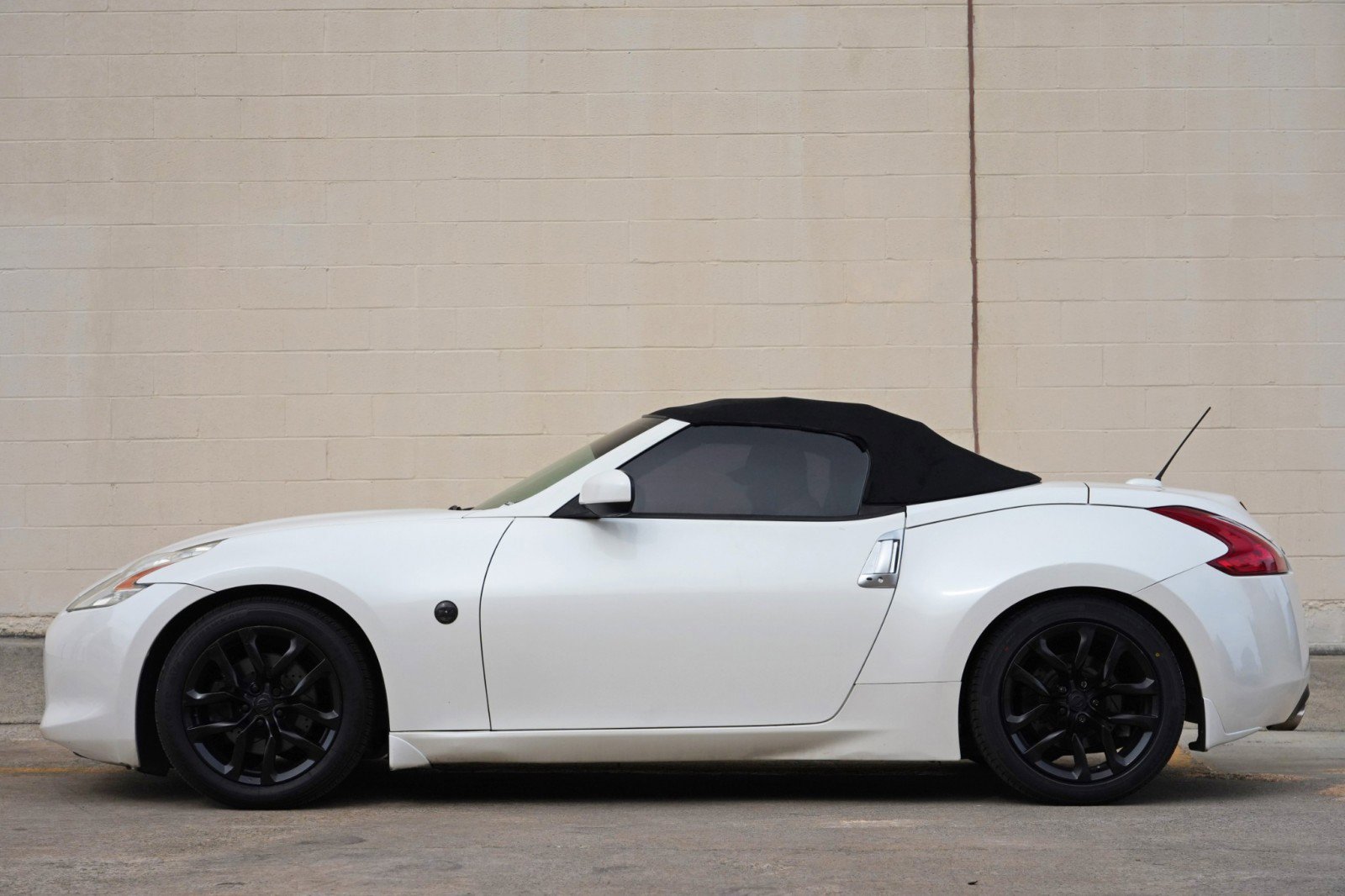 Used 2010 Nissan 370Z Touring RWD image 8