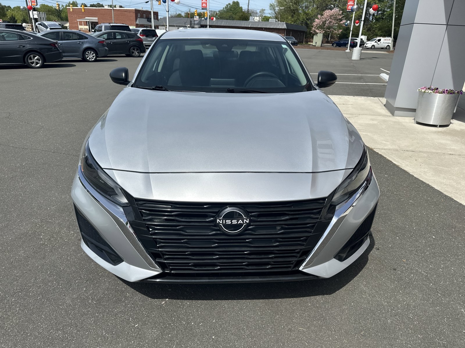 Used 2024 Nissan Altima 2.5 SV FWD image 3