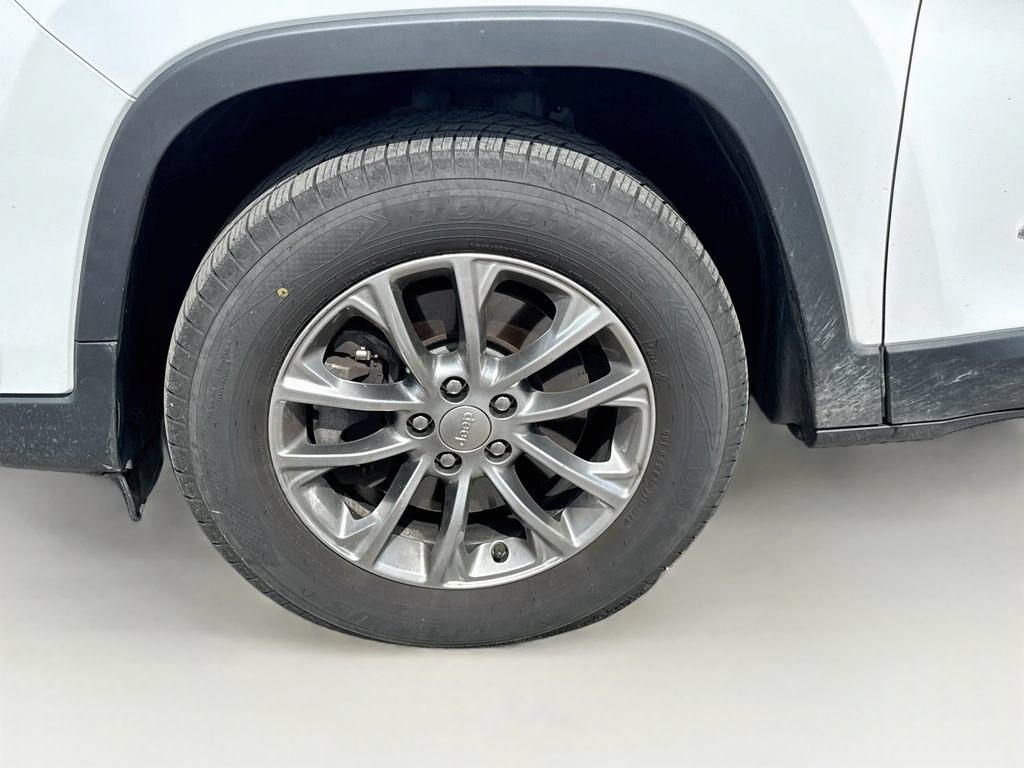 Used 2019 Jeep Cherokee Latitude Plus w/ Cold Weather Group AWD/4WD image 31