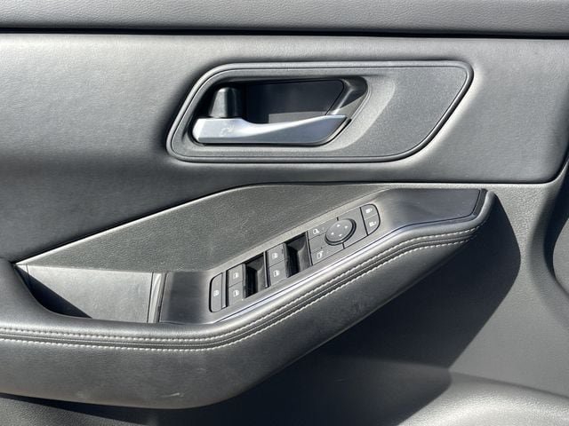 Used 2025 Nissan Rogue SV FWD image 22