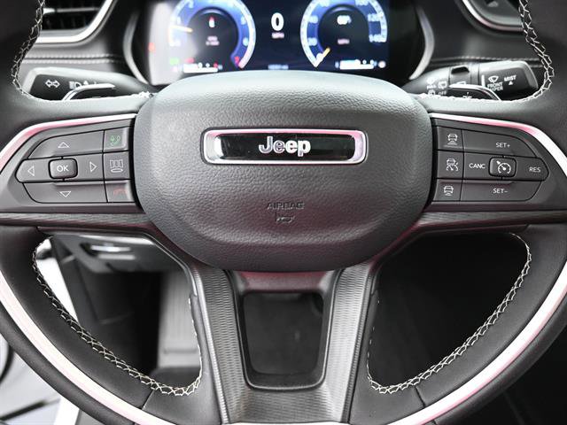 Used 2025 Jeep Grand Cherokee Laredo X image 12