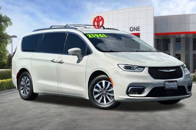 Used 2021 Chrysler Pacifica Touring-L FWD image 2