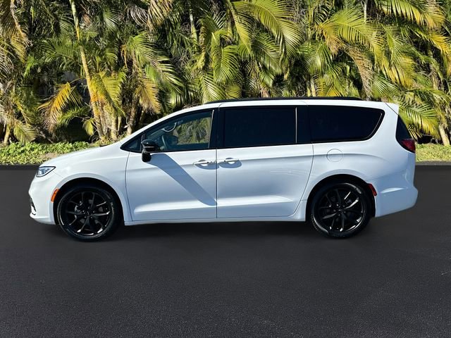 Used 2025 Chrysler Pacifica Limited image 8
