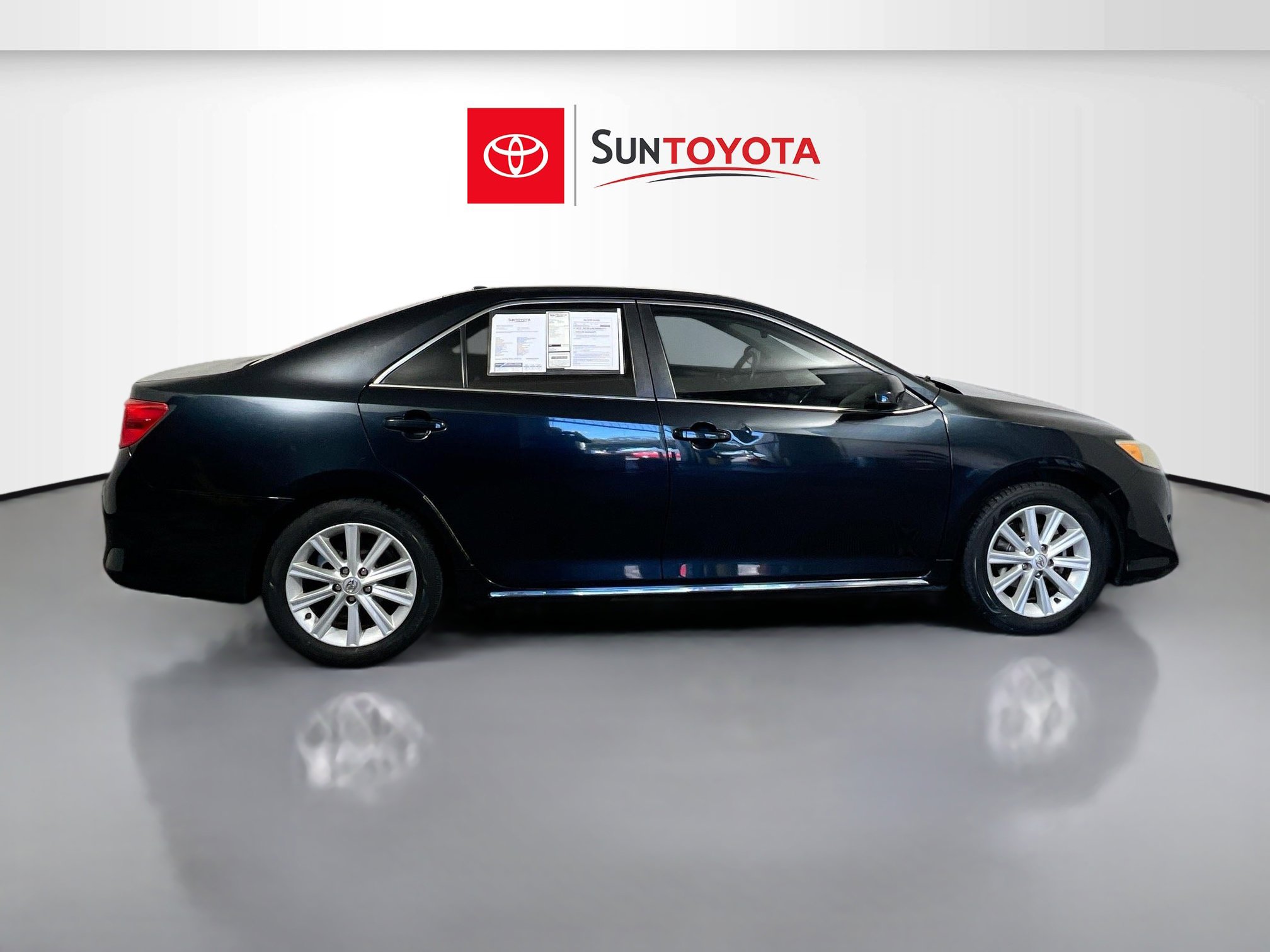 Used 2014 Toyota Camry XLE w/ Leather Package image 2
