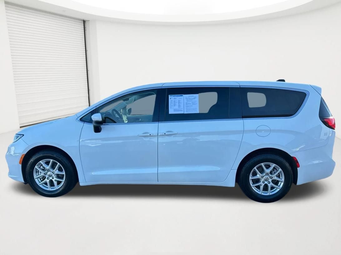 Used 2023 Chrysler Pacifica Touring-L FWD image 8