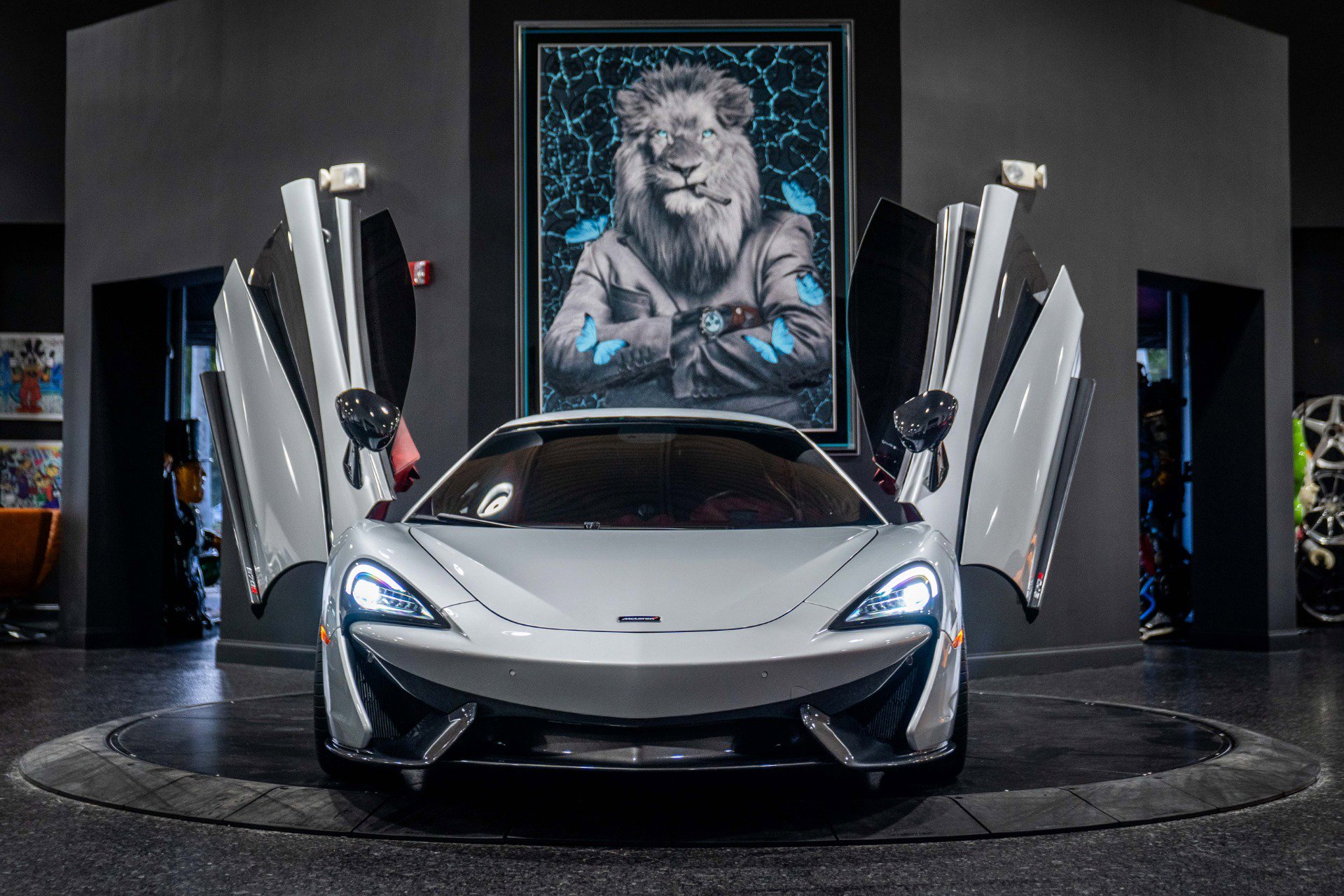 Used 2018 McLaren 570S Spider image 33