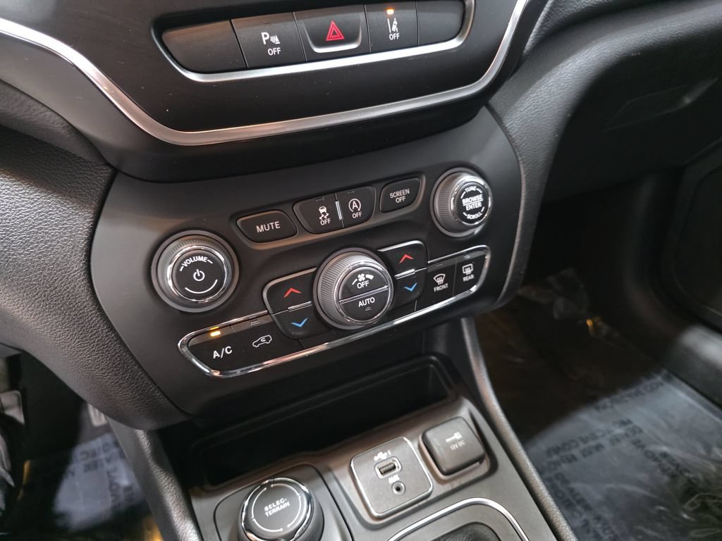 Used 2022 Jeep Cherokee Latitude Lux AWD/4WD image 24
