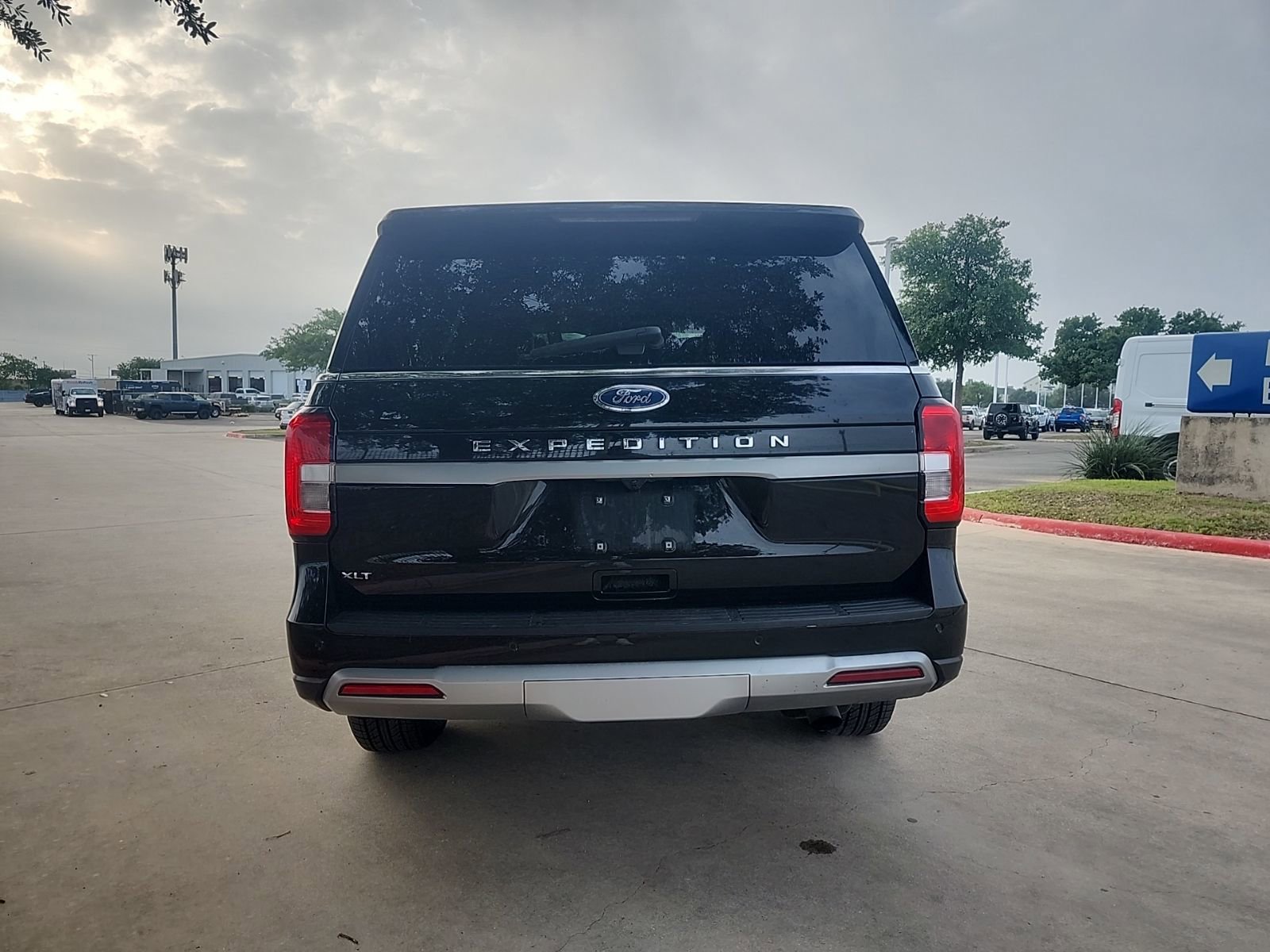 Used 2024 Ford Expedition XLT image 4