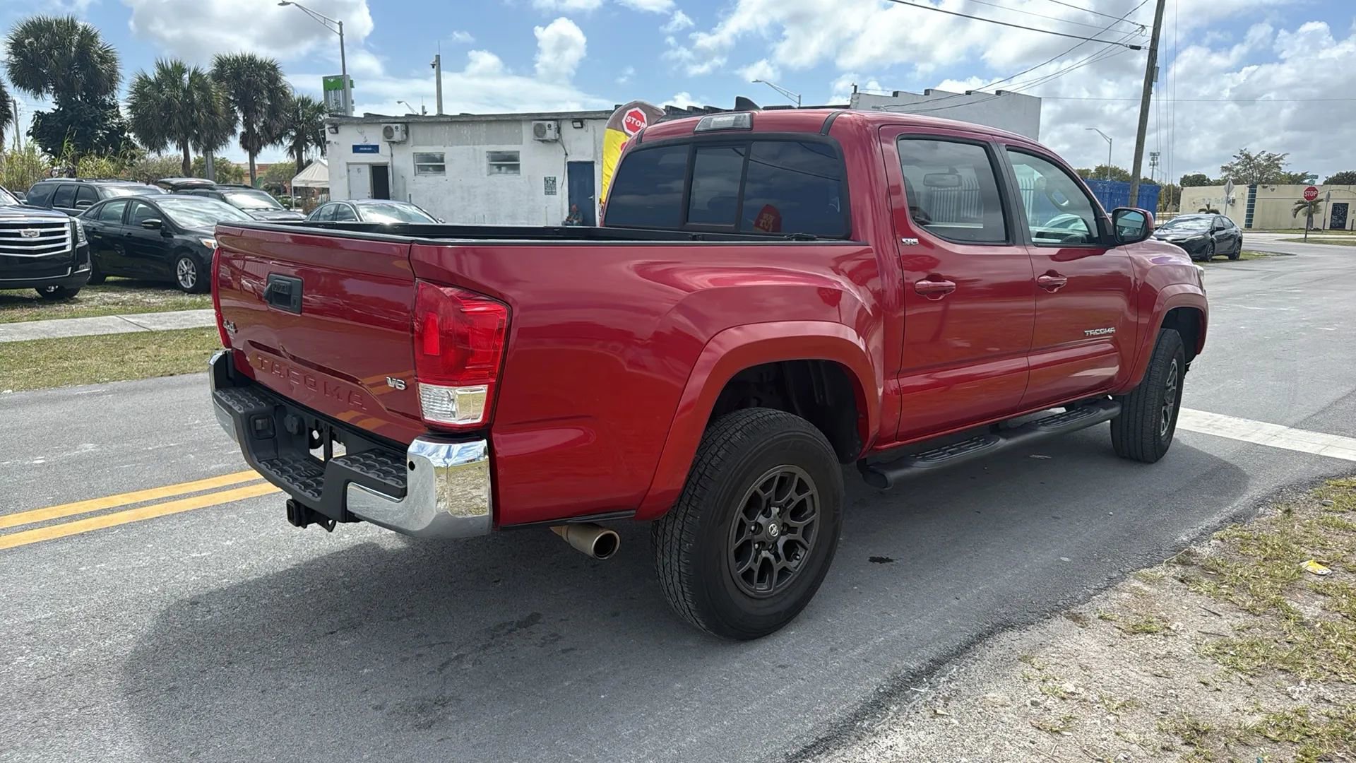 Used 2017 Toyota Tacoma SR5 w/ Exterior Package AWD/4WD image 4