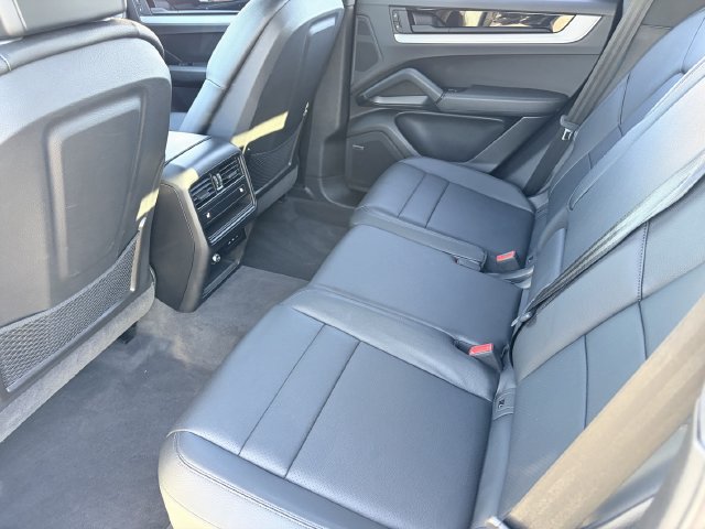 Used 2025 Porsche Cayenne AWD/4WD image 24