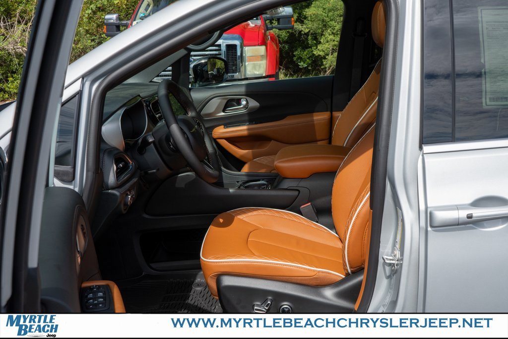 New 2026 Chrysler Pacifica Pinnacle image 18
