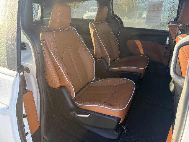 Used 2026 Chrysler Pacifica Pinnacle FWD image 17
