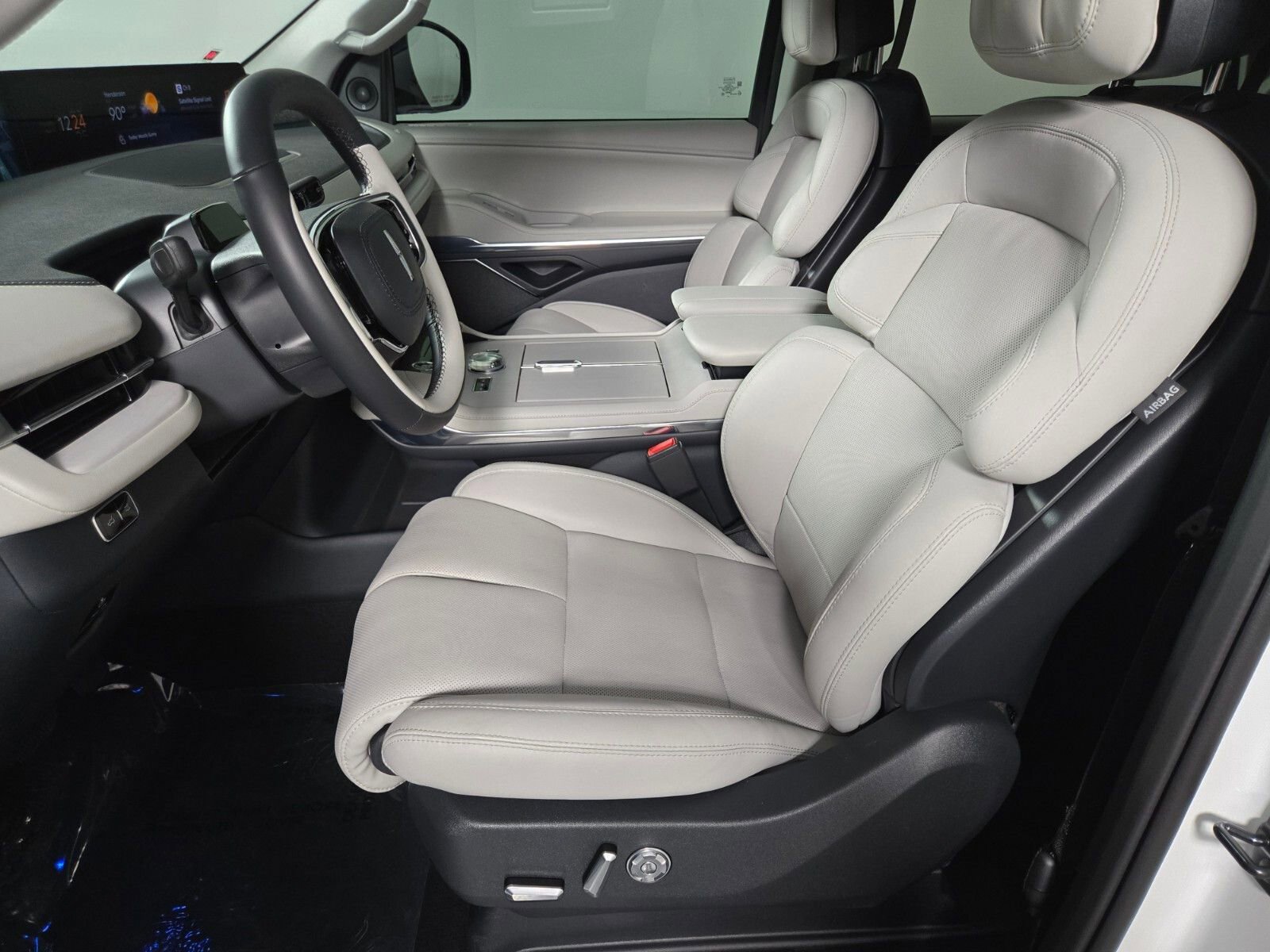 Certified 2026 Lincoln Navigator Reserve AWD/4WD image 11