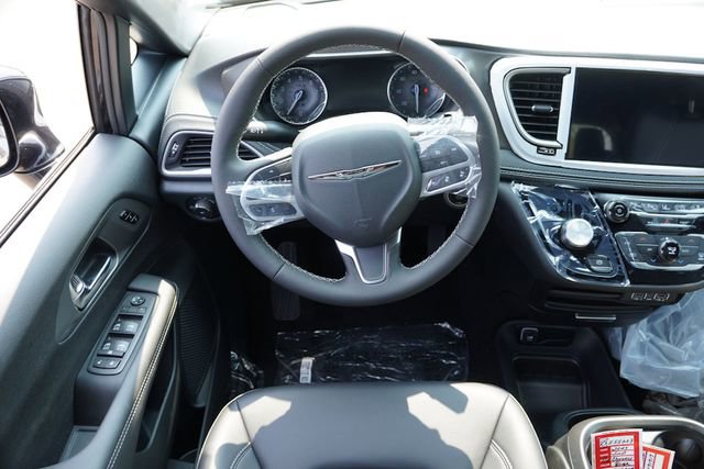 New 2025 Chrysler Pacifica Select image 13