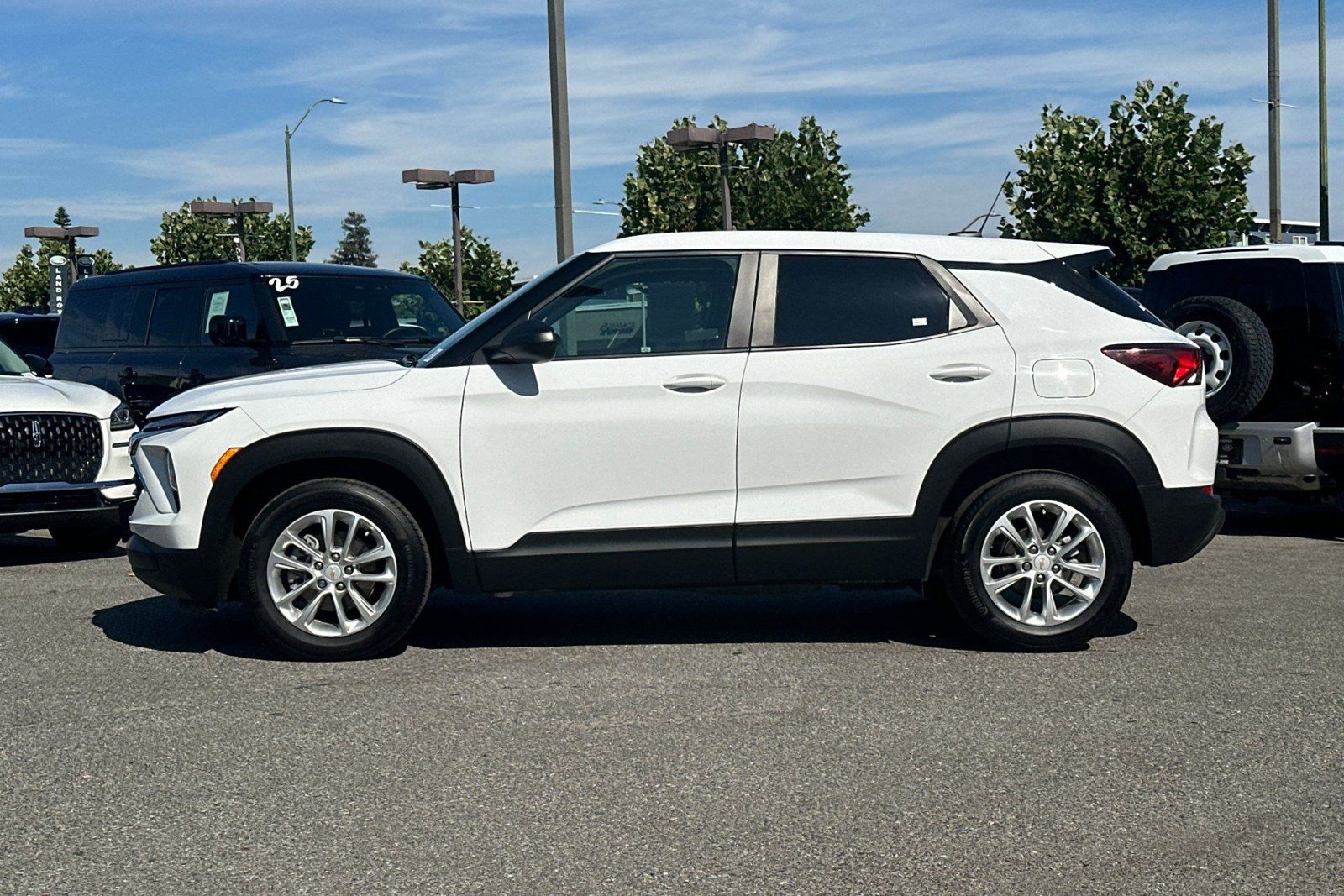 Used 2025 Chevrolet TrailBlazer LS w/ LS Convenience Package FWD image 2