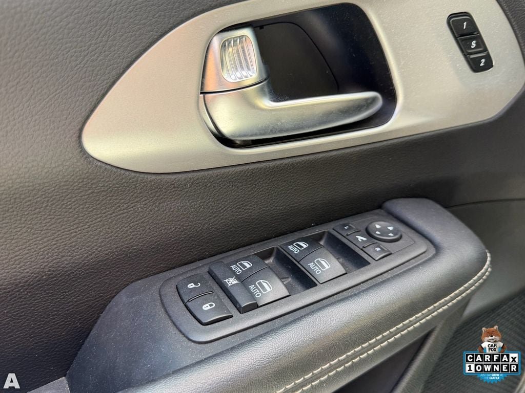 Used 2025 Chrysler Pacifica Limited FWD image 12