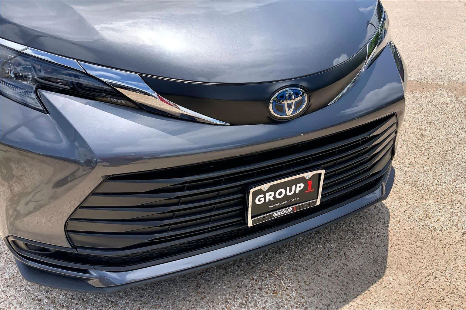 Used 2025 Toyota Sienna LE FWD image 29