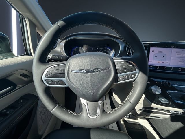 Used 2024 Chrysler Pacifica Touring-L image 12