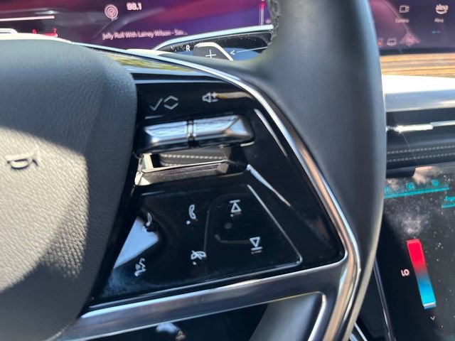 Used 2025 Cadillac Escalade Premium Luxury AWD/4WD image 18