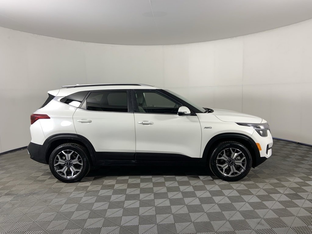 Used 2023 Kia Seltos EX image 2