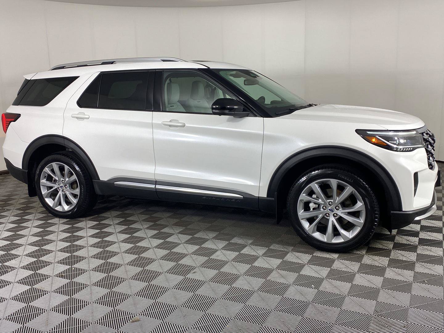 Used 2025 Ford Explorer Platinum w/ Ultimate Package AWD/4WD image 3