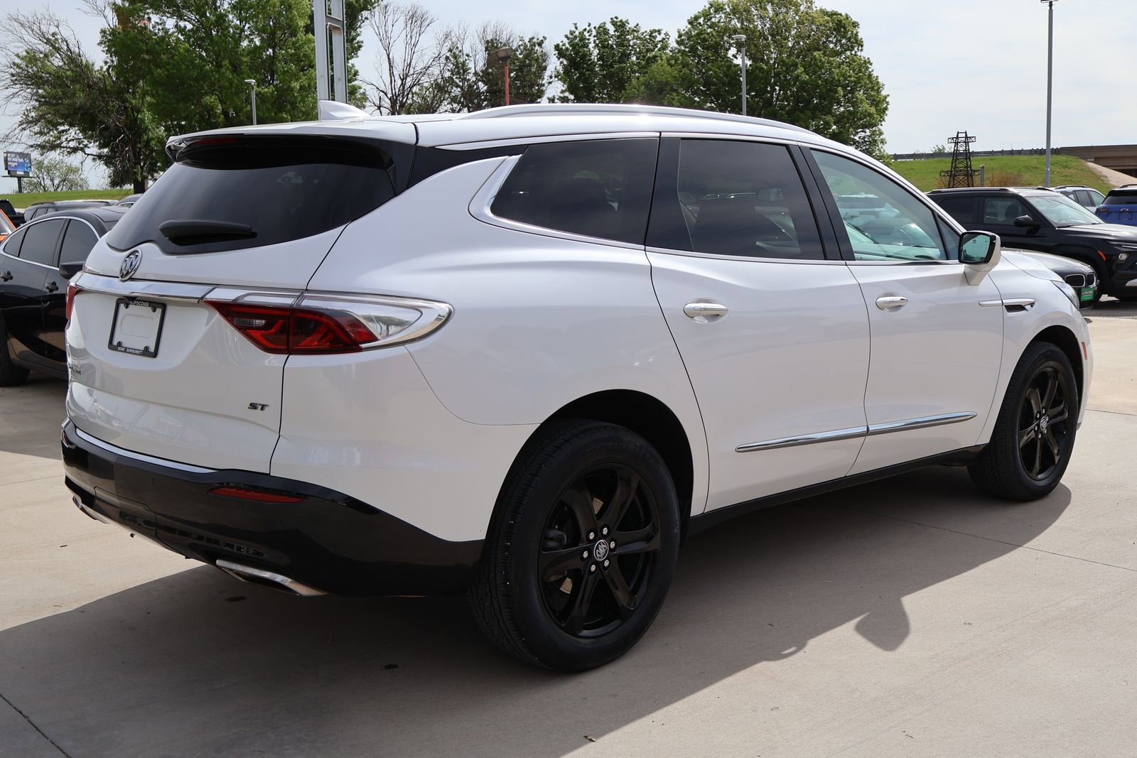 Used 2023 Buick Enclave Essence w/ Sport Touring Edition FWD image 6