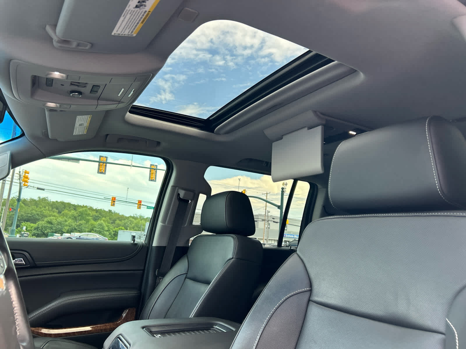 Used 2019 Chevrolet Suburban Premier AWD/4WD image 4
